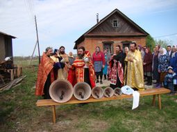 В селе Оточево состоялось Освящение креста и колоколов для звонницы храма